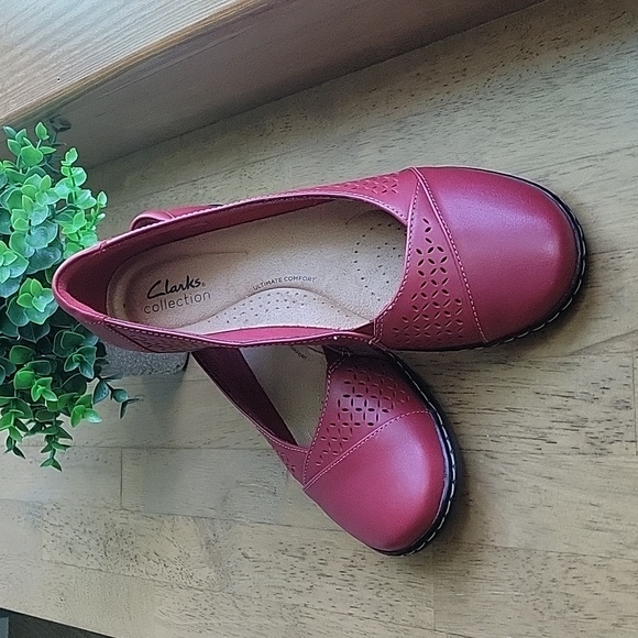 Clarks Collection | Cora Iris Slip-On Flats |  9M | Cuir Rouge (Red) Leather - Picture 2 of 8
